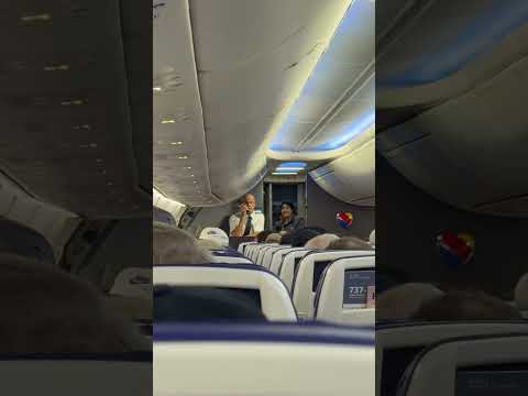 Frustrated pilot warns passengers about impact of government shutdown #shorts