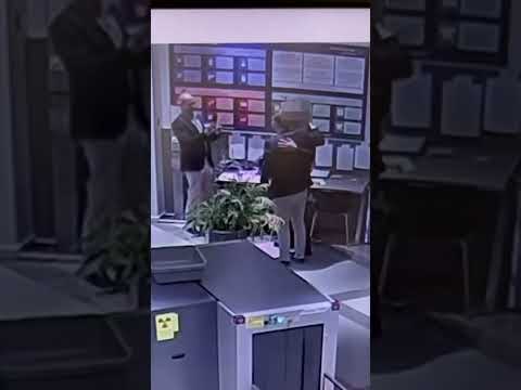 Tucker Carlson poses for photo with airport security amid ‘detainment’ claims #shorts