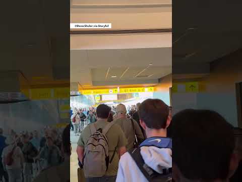Power Outage Paralyzes Denver Airport as Crowds Flood Concourses #shorts
