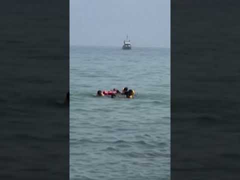 Shocking Footage: Migrant Carries Baby During Family’s Dangerous Swim to Spain #shorts